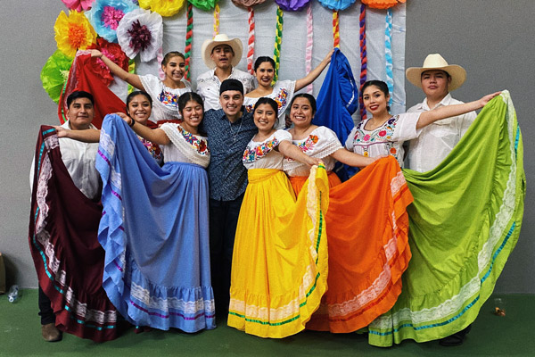 group photo of students and Folklórico dancers at ѨƵ's 2021 Hispanic Heritage Celebracion
